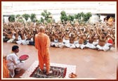 Over 400 Brahmin devotees change their 'janois' in the holy presence of Swamishri