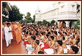 Swamishri blesses the Brahmins by showering flowers&nbsp;
