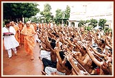 Swamishri blesses the Brahmins by showering flowers&nbsp;