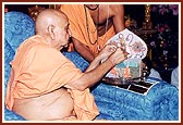 Swamishri ties a rakhdi to Shri Harikrishna Maharaj