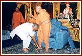 On the evening of Rakshabandhan, Shri Narendrabhai Modi, Chief Minister of Gujarat, offers his respects to Swamishri during his visit to the Swaminarayan mandir&nbsp;