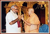 On the evening of Rakshabandhan, Shri Narendrabhai Modi, Chief Minister of Gujarat, offers his respects to Swamishri during his visit to the Swaminarayan mandir&nbsp;