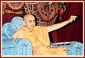 Swamishri's spirited discourses charge the devotees with divine joy and inspiration&nbsp;&nbsp;