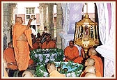 Swamishri performs arti of Thakorji placed in a hindolo