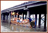 Swamishri and Chief Minister in the middle of the river Sabarmati with thousands of people watching the rituals from Vivekanand Bridge