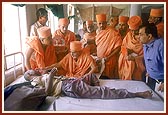 Swamishri blesses the other victims of the terrorist attack on Akshardham