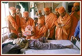 Swamishri blesses the other victims of the terrorist attack on Akshardham