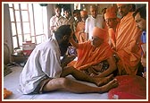 Swamishri blesses the other victims of the terrorist attack on Akshardham