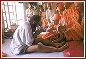 Swamishri blesses the other victims of the terrorist attack on Akshardham