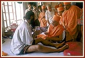 Swamishri blesses the other victims of the terrorist attack on Akshardham