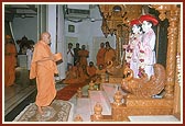 Swamishri does darshan of Thakorji at the Hari Mandir, Gandhinagar 
