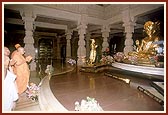 Prior to attending the condolence meeting, Swamishri does darshan of Bhagwan Swaminarayan at the Akshardham Monument, Gandhinagar