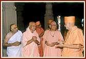 Swamishri meets Head of Gita Mandir Pujya Mangalanandji Maharaj, Pujya Ramdasji of Santram Mandir, Karamsad and Pujya Keshav Bhavaniji of Mai Mandir, Nadiad in the monument