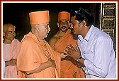 Swamishri blesses the BAPS volunteer who had closed the main monument door and saved lives of over 50 pilgrims