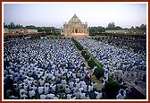 Thousands had come to express their sympathies during the memorial assembly. On this occasion the Akshardham monument lights were also switched on to pay tribute to those who had died in the attack