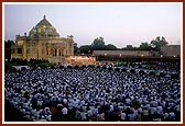 Thousands had come to express their sympathies during the memorial assembly. On this occasion the Akshardham monument lights were also switched on to pay tribute to those who had died in the attack