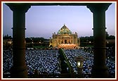 Thousands had come to express their sympathies during the memorial assembly. On this occasion the Akshardham monument lights were also switched on to pay tribute to those who had died in the attack