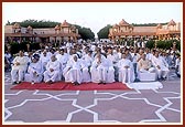 Governor of Gujarat Shri Sundersingh Bhandari, Chief Minister Shri Narendra Modi, government officials and dignitaries