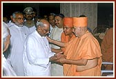 Swamishri blesses the Governor of Gujarat Shri Sundersingh Bhandari ...