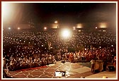 The condolence meeting concludes with arti of Thakorji performed by Swamishri and the entire congregation 