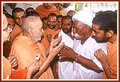 Swamishri converses with Raghu Bharwad