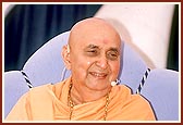 Through various gestures, Swamishri communicates the divine wisdom with emphasis, seriousness and joy