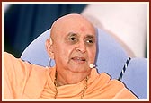 Through various gestures, Swamishri communicates the divine wisdom with emphasis, seriousness and joy