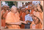 Swamishri responds and talks to Suresh