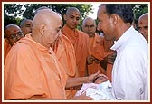 Swamishri blesses a child