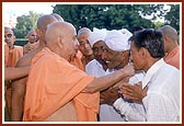 Swamishri blesses the devotees 