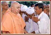 Swamishri blesses the devotees 