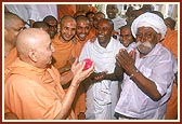 Swamishri takes the roses and ...
