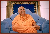 Swamishri discourses to an assembly