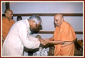 Defense Minister of India, Shri George Fernandes, meets Swamishri and expresses his condolences