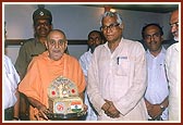 Swamishri and Shri George Fernandes