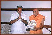 Chief Minister of Gujarat Shri Narendra Modi came to express his sympathy to Swamishri