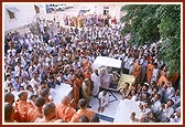 Swamishri descends the mandir steps to depart for Amdavad and Gandhinagar 