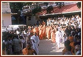 Swamishri descends the mandir steps to depart for Amdavad and Gandhinagar 