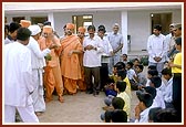 Swamishri visits the BAPS-built hostel for the children of shepherds