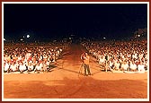Devotees seated in the evening assembly