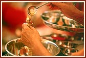 Swamishri bathes Shri Harikrishna Maharaj with honey