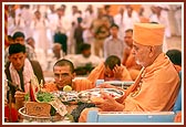 Swamishri performs the yagna arti