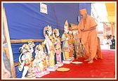 Swamishri performs pujan of the murtis to be consecrated in the mandirs of Bhuj, Yoginagar, Narayannagar