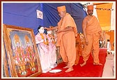 Swamishri performs pujan of the murtis to be consecrated in the mandir