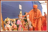 Swamishri performs pujan of the murtis to be consecrated in the mandirs of Bhuj, Yoginagar, Narayannagar