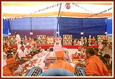 Swamishri performs the murti pratishtha yagna