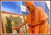 Swamishri performs pujan of the murtis to be consecrated in the mandirs of Bhuj, Yoginagar, Narayannagar