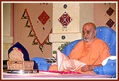 Swamishri says the rosary during his puja