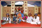 Swamishri holds Surando, Ravan Haththo and other instruments as the artistes enjoy a photo session with Swamishri 