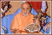 Swamishri holds Surando, Ravan Haththo and other instruments as the artistes enjoy a photo session with Swamishri 